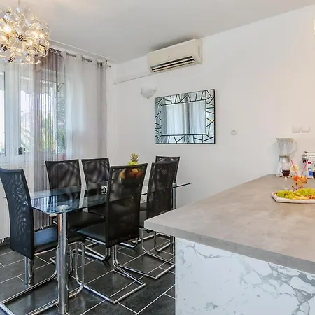 L & V Apartment Split