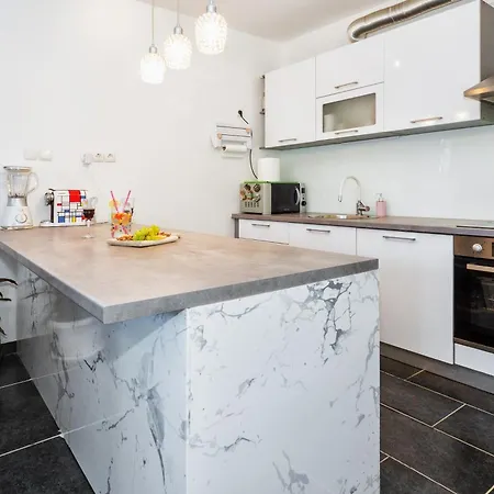 Apartment L & V Split